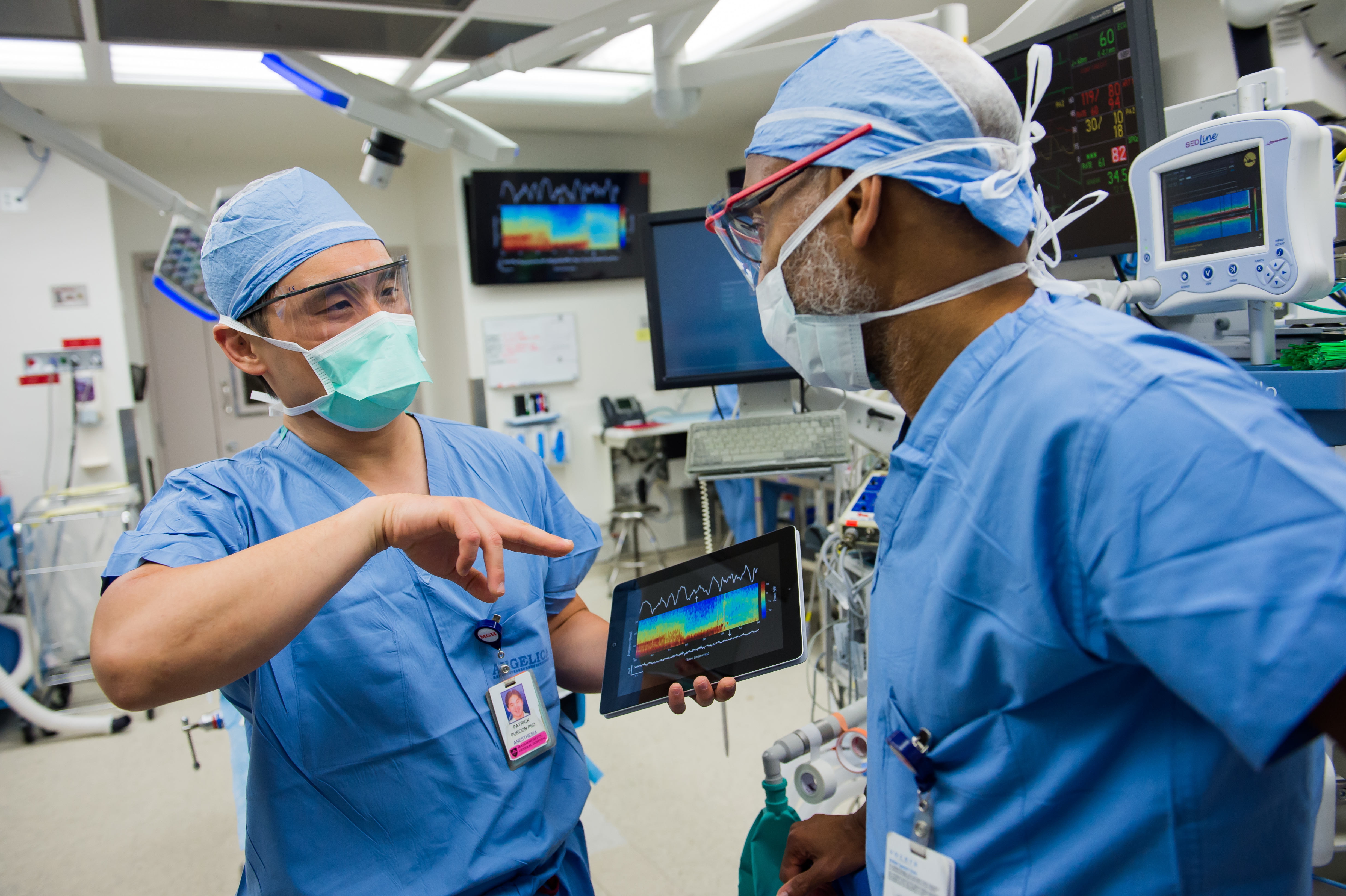 Two anesthesiologists talking in the operating room