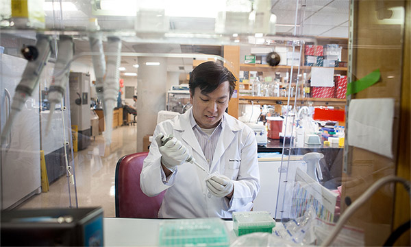 David T. Ting, MD in his lab at the KRantz Family Center for Cancer Research.