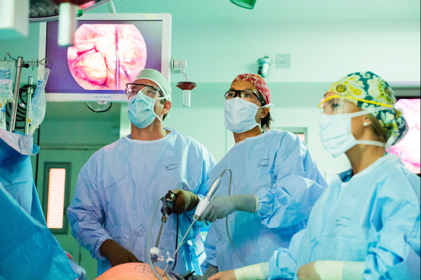 David Berger, MD (left), and surgical team perform minimally invasive colorectal surgery on a patient.