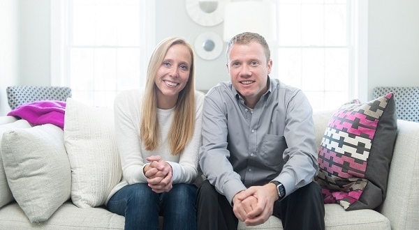 A male liver donor sits next to his sister, the donor recipient, on a couch.