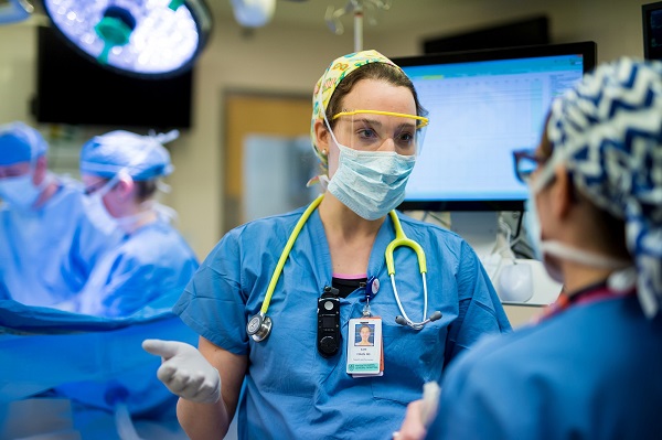 Kate Cohen, MD, anesthesiologist, speaks to a CRNA during a surgical procedure. Kate Cohen, MD, anesthesiologist, speaks to a CRNA during a surgical procedure.