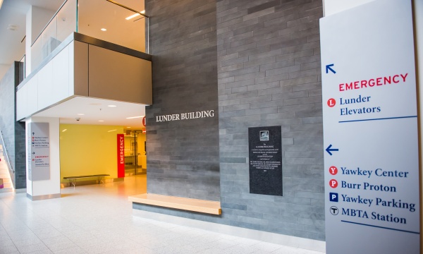 Lunder building lobby, with a sign pointing toward the emergency room