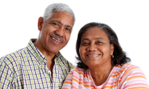 dos personas de mayor edad sonriendo dos personas de mayor edad sonriendo