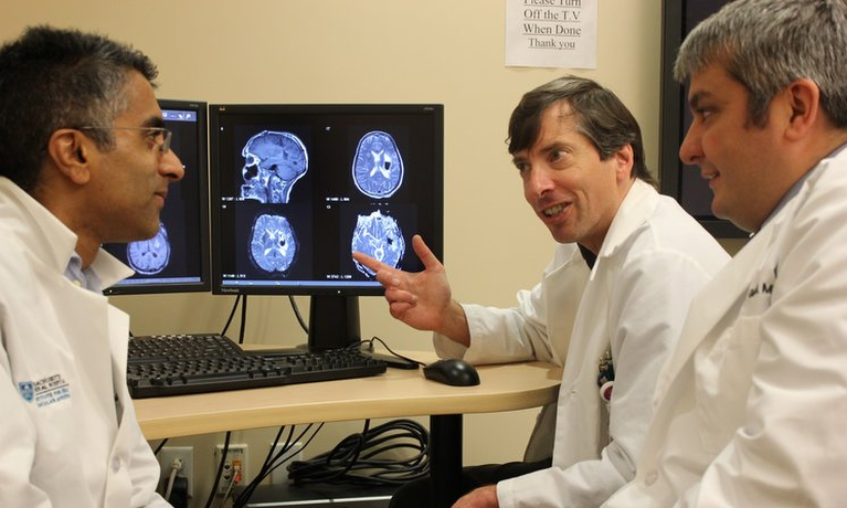 Drs. Viswanathan, Greenberg and Gurol discuss research on brain imaging. Drs. Viswanathan, Greenberg and Gurol discuss research on brain imaging.