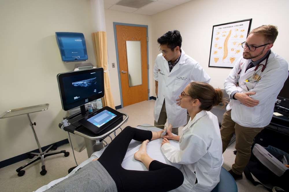 Department of Physical Medicine and Rehabilitation Service staff examine a patient. Department of Physical Medicine and Rehabilitation Service staff examine a patient.